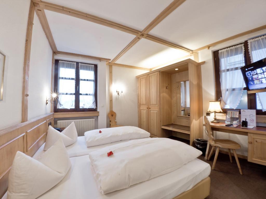 Hotel Gruener Baum Wurzburg Room photo