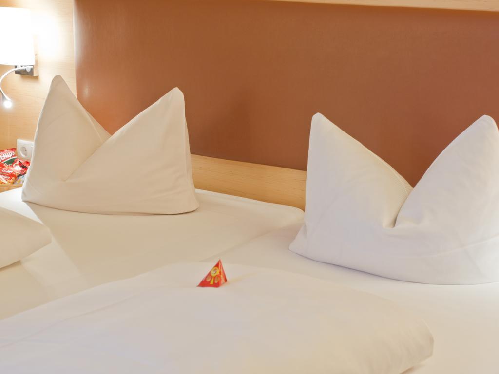 Hotel Gruener Baum Wurzburg Room photo