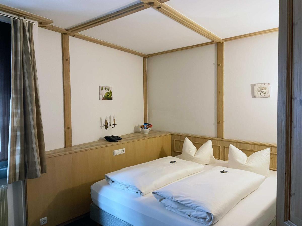 Hotel Gruener Baum Wurzburg Room photo
